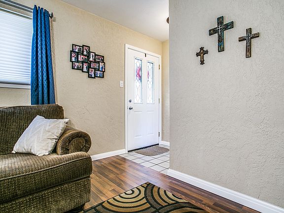3rd image of 920 Dee Ln