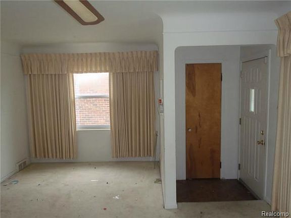 5th image of 1677 Myron Ave