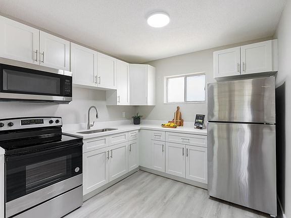 3rd image of 500 SE 22nd St APT 9