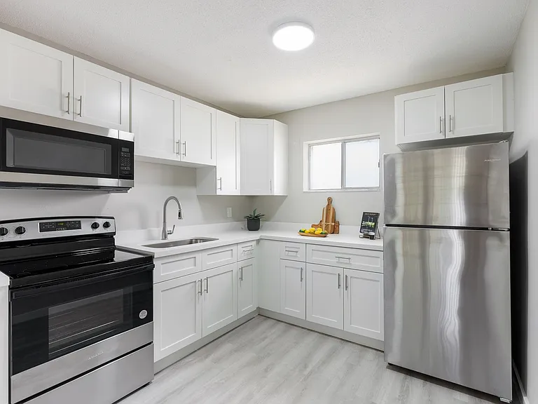501 SE 23rd St #4 — Photo 1