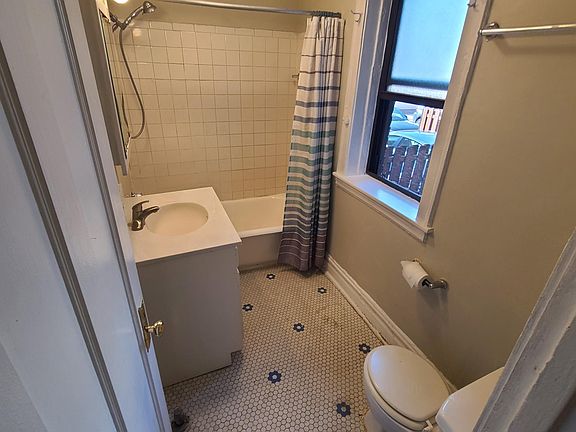3rd image of 2439 W Logan Blvd APT 1I