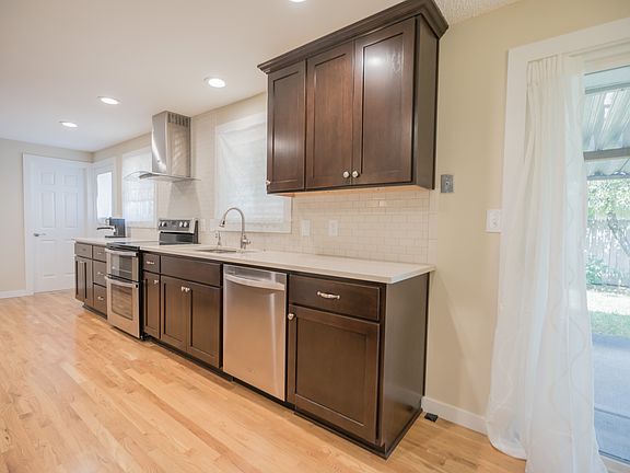 3rd image of 1114 SE 140th Ave