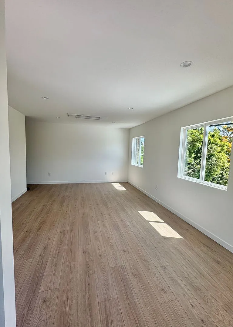 Spacious 1000 Sq. Ft. Second-Floor Back ADU in a 2-Story Duplex Burbank — Photo 4