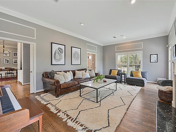 3rd image of 804 Lee Hollow Dr