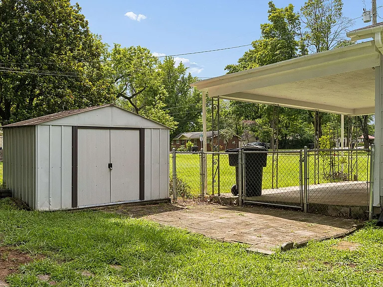 900 Velma Ln — Photo 24