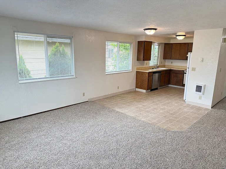165 SW Kalmia St. — Photo 6