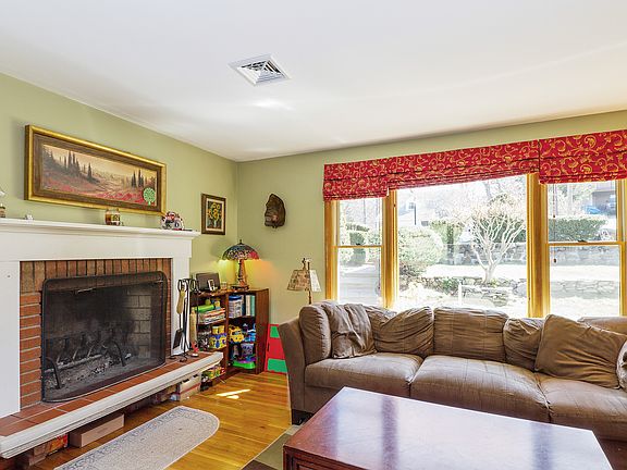 4th image of 21 Schuyler Ln