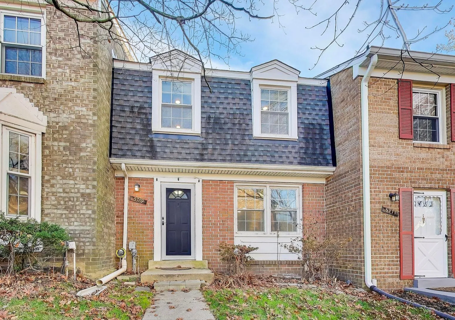 Nicely Remodeled 3 bed / 3.5 BATH's - 3 level brick TH in sought after Columbia on a premium lot — Photo 1