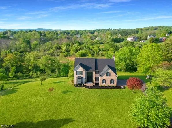 1 Southgate Dr, Clinton Twp., NJ 08801