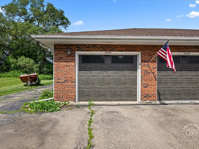 1201 Johnston Dr — Photo 3
