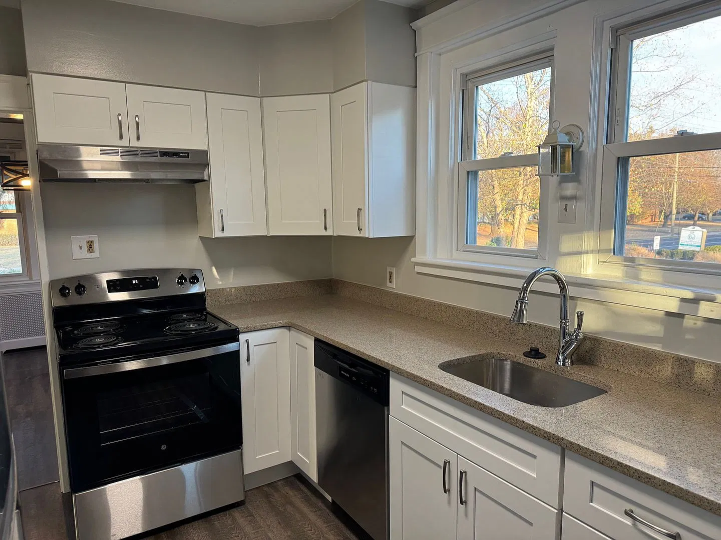 Lansdale Renovated 4 Bedroom Cape with off street parking. $2,700/month — Photo 3
