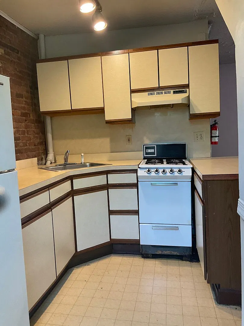 215 Woodbine Street — Photo 3