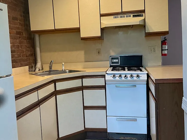 215 Woodbine St — Photo 3