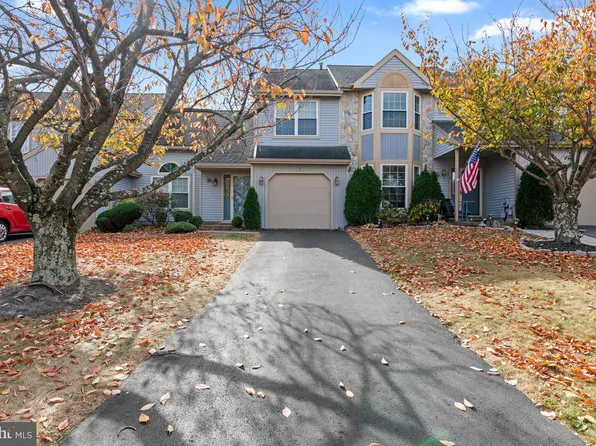 2 Locust Ln, Newtown, PA 18940