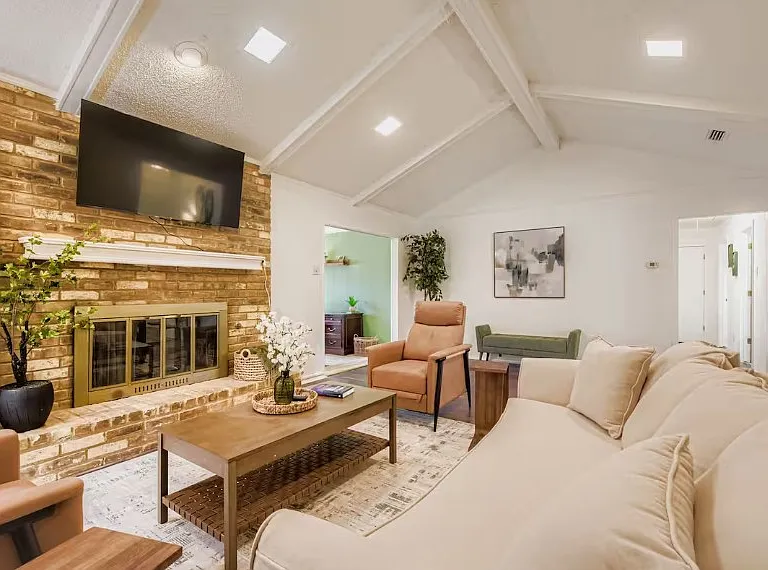 1711 Windsong Trl — Photo 2