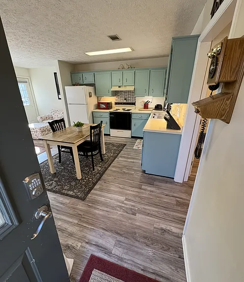 131 Westwinds Dr — Photo 2