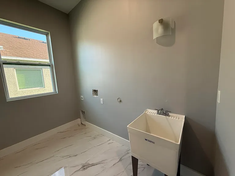 660 NE Moss Rose Pl — Photo 16