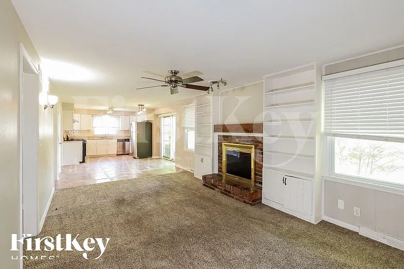 4 bed, 2.5 bath, 2581 sqft, $3,105 — Photo 3