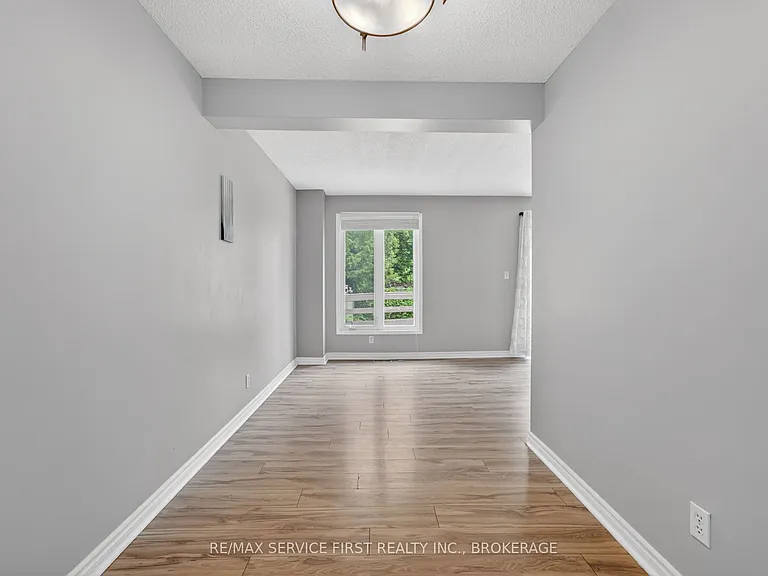 877 Muirfield Cres — Photo 11