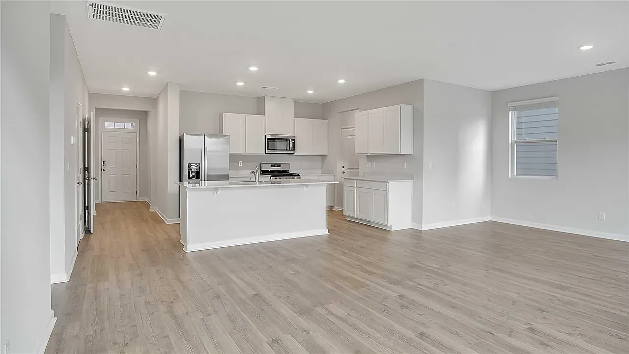 4 bed, 2359 sqft, $2,400 — Photo 3