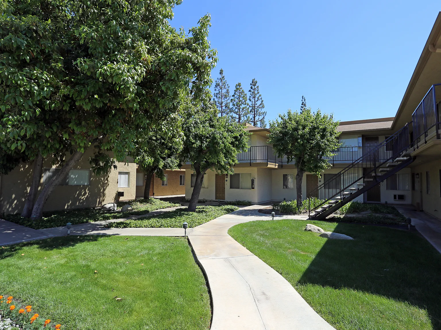 City Plaza Apartments — Photo 3
