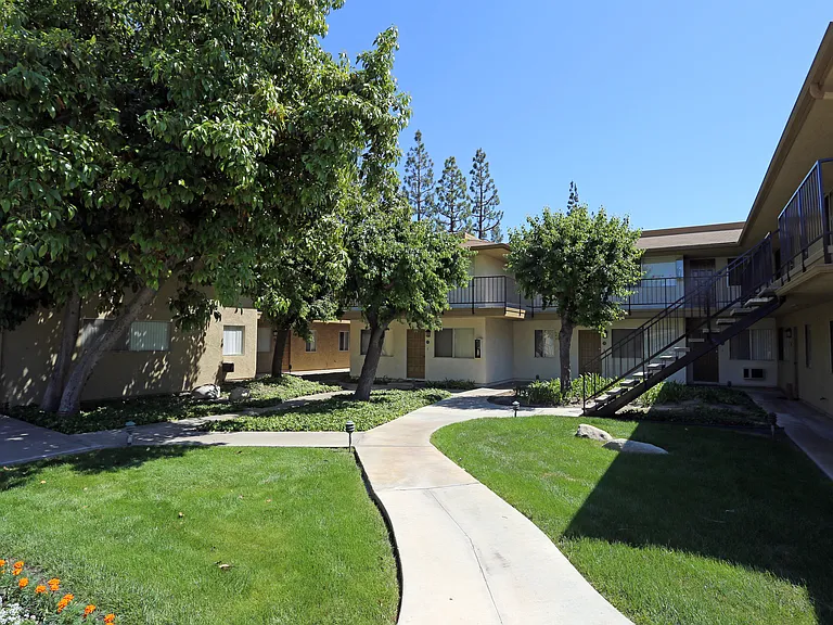 City Plaza Apartments — Photo 1