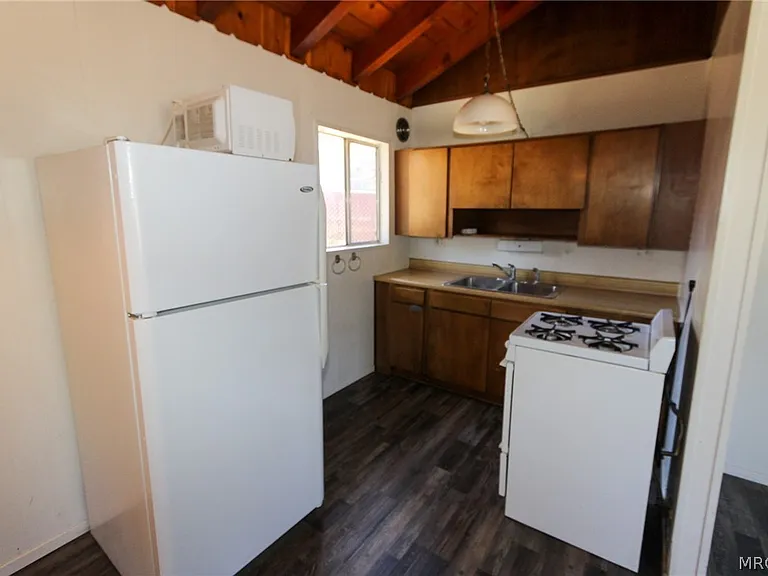 512 Barton Ln N — Photo 5