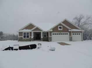 899 Brockway Dr, Mukwonago, WI 53149