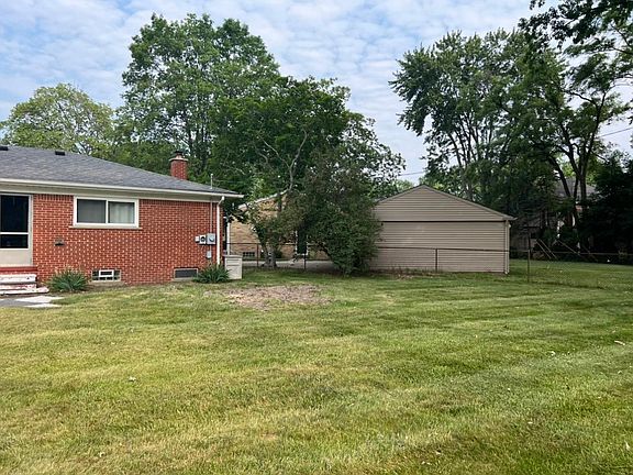 2nd image of 722 Fairway Dr