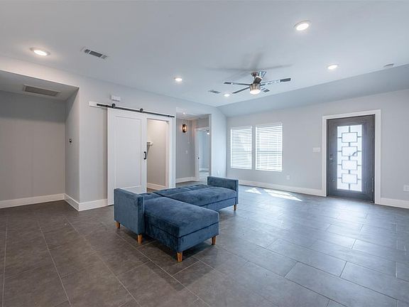 3rd image of 4012 Valentine St