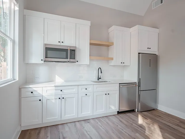 606 Glenwood Pl SE — Photo 2