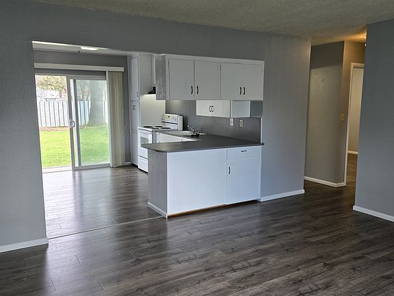 3rd image of 1403 Oakhill Ln