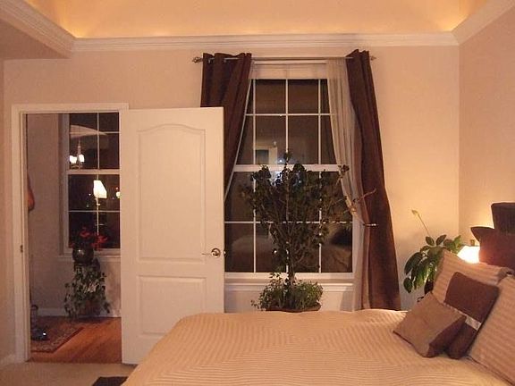 Master bdrm: lt'ed mldg