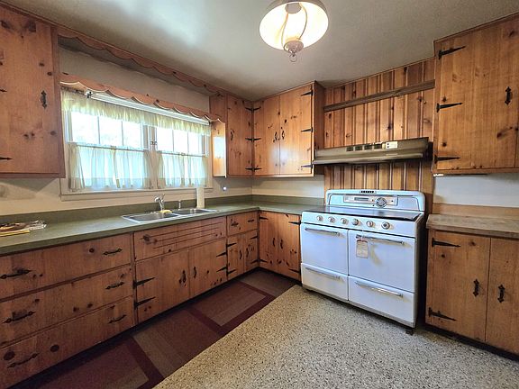 4th image of 822 E 5th St