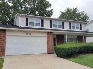 1807 W Thornwood Ln, Mount Prospect, IL 60056