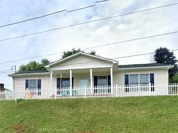 403 Star St, Pounding Mill, VA 24637