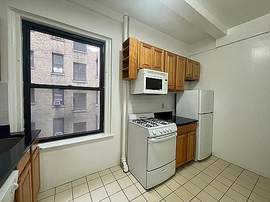 4th image of 115 W 71st St #4