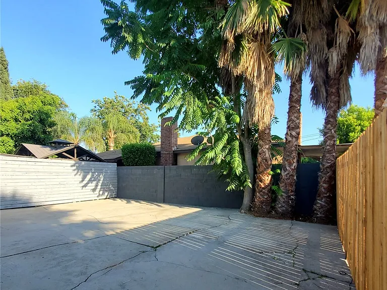 7121 Jumilla Ave — Photo 32