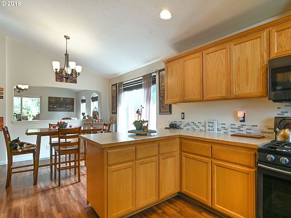 4th image of 84 Village Dr