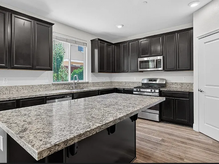 532 E Isidoro Ave — Photo 12