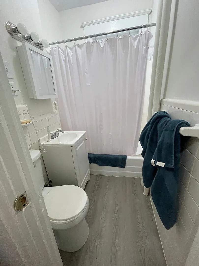 May 1 Awesome Studio with Huge bedroom and Separate Kitchen Close to T NO FEE — Photo 1