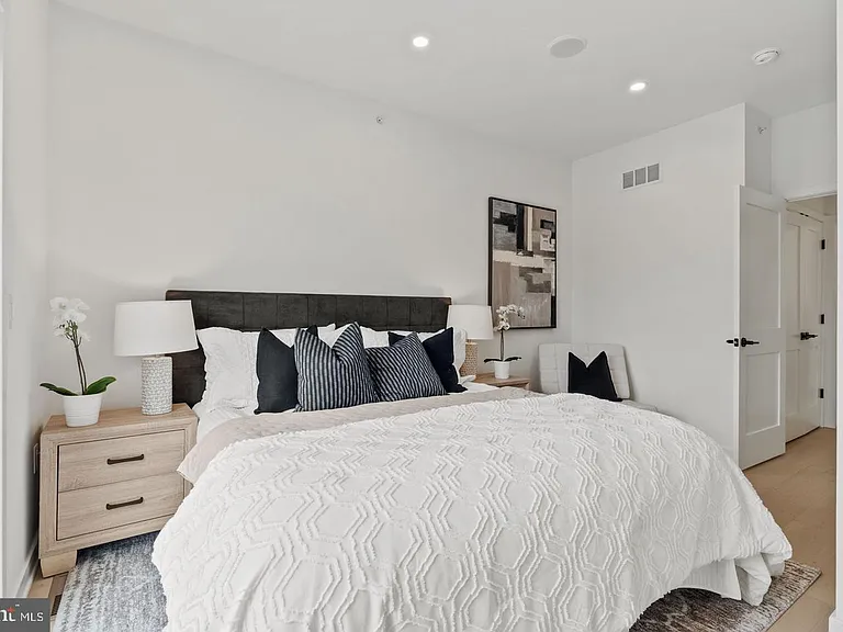2209 Montrose St — Photo 18