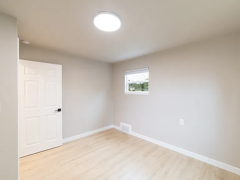 910 E Main St — Photo 11