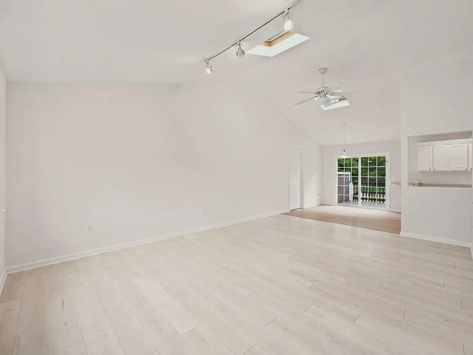 4 bed, 1339 sqft, $4,300 — Photo 4