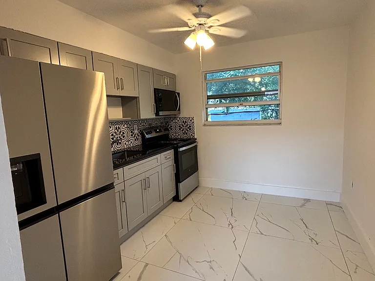 1040 SW 4th St #4 — Photo 3