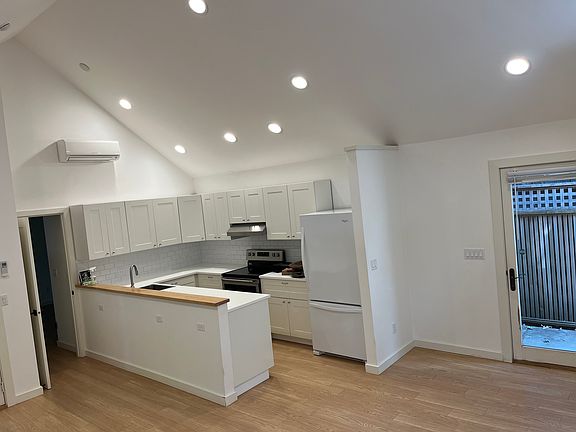 5th image of 2733 NE 29th Ave #B