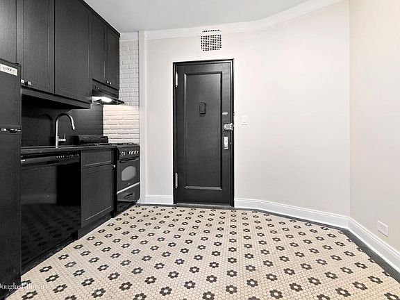 3rd image of 210-218 W 19th St APT 4B