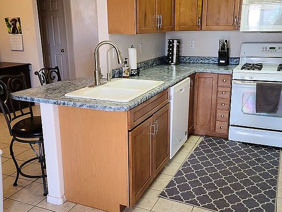New cabients in kitchen, 2 pantry