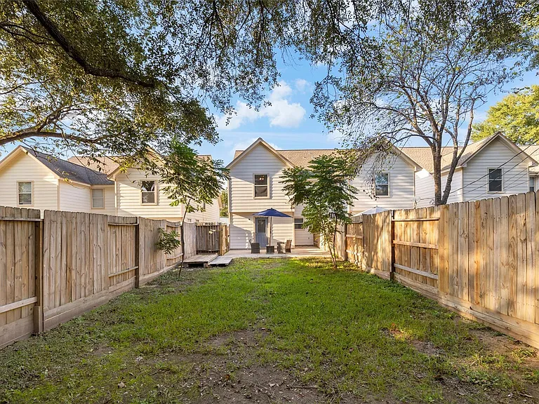 207 Foster St — Photo 1