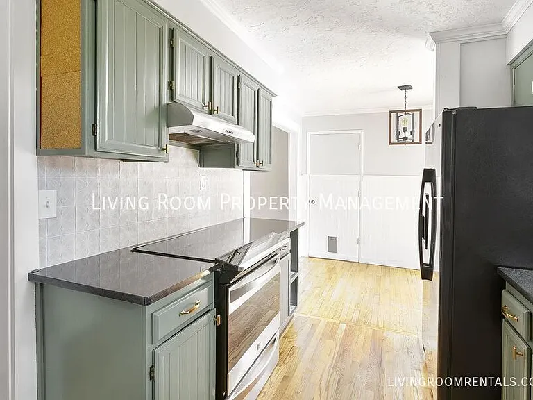 725 Riverdale Dr — Photo 3